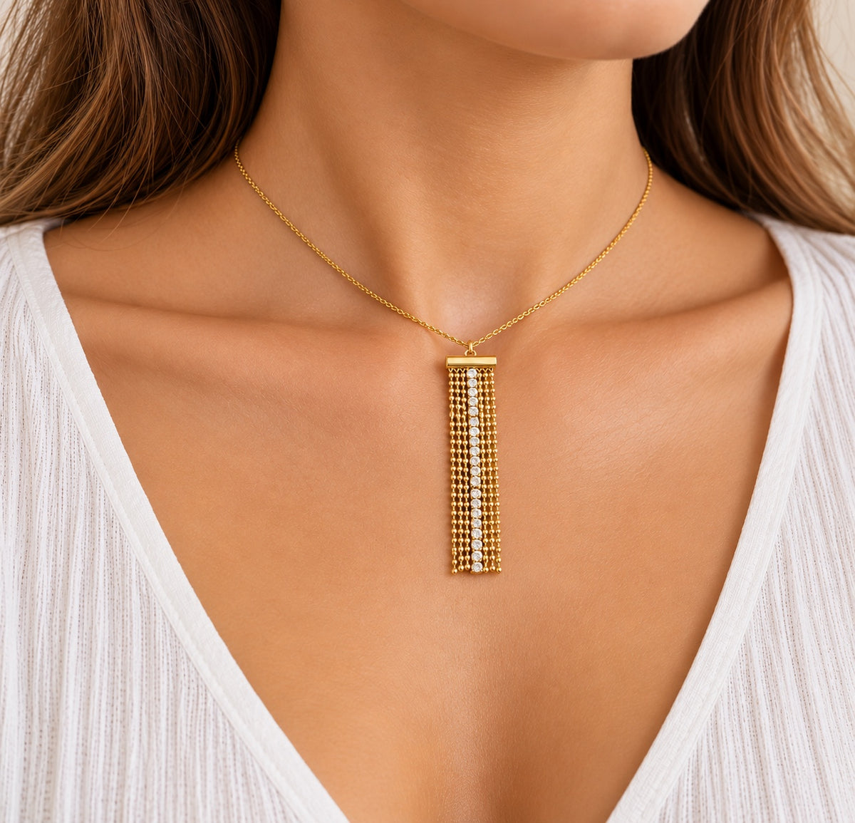 Collar dorado con flecos y brillantes