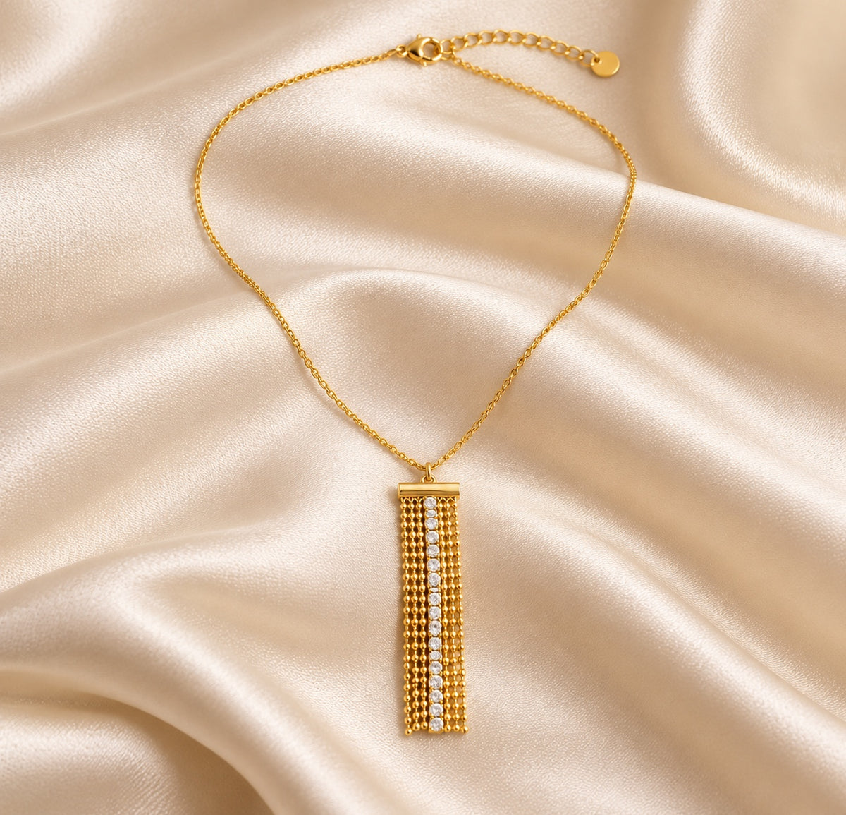 Collar dorado con flecos y brillantes