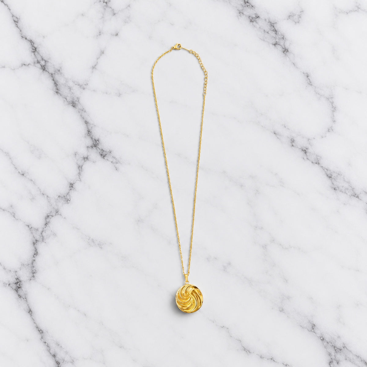 Collar dorado con colgante circular en espiral