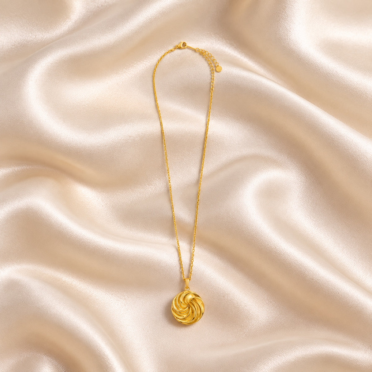 Collar dorado con colgante circular en espiral