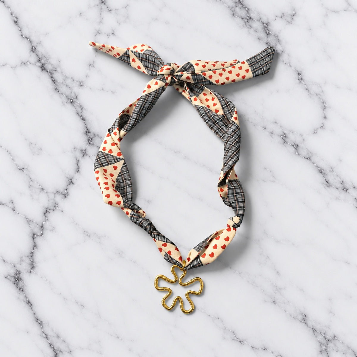 Collar de pañuelo con corazones y colgante de flor dorada