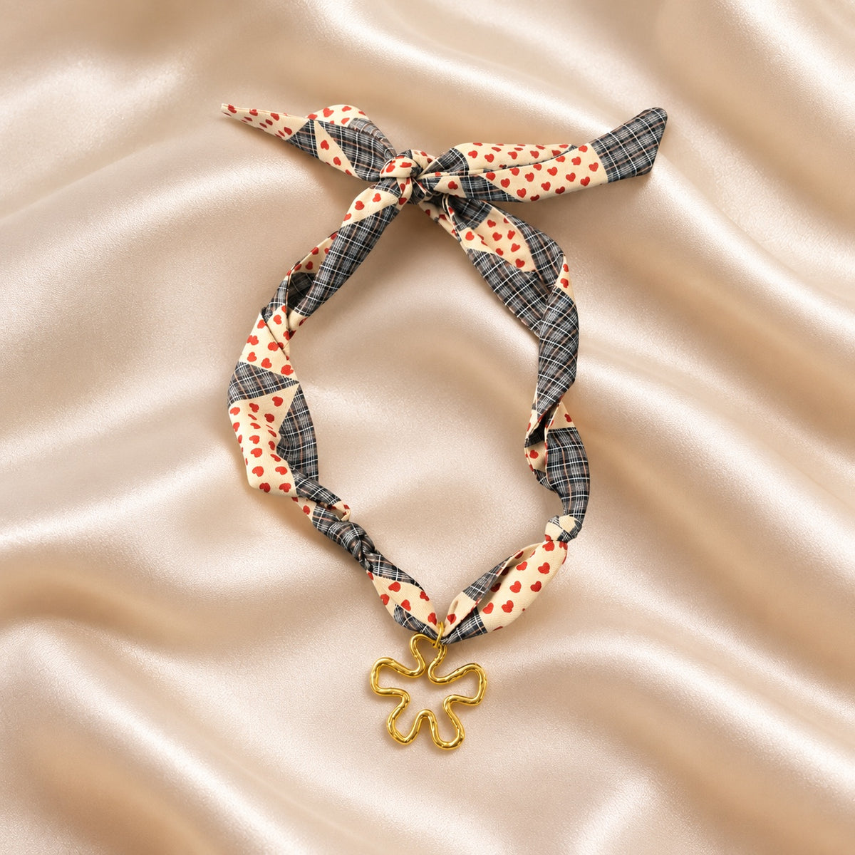 Collar de pañuelo con corazones y colgante de flor dorada