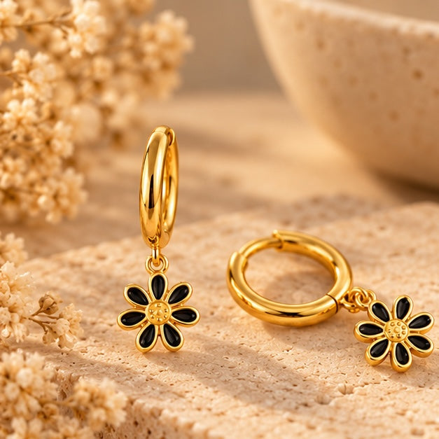 Pendientes aro flor negra dorados - detalle