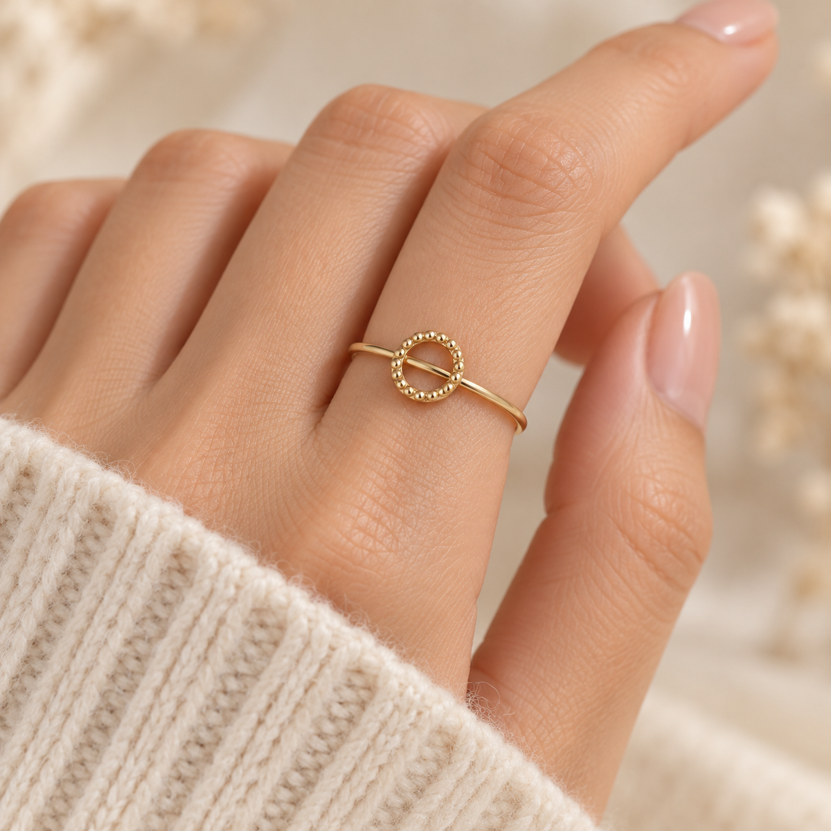Anillo dorado modelo 2 en mano