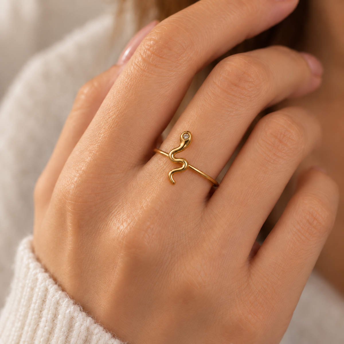 Anillo dorado modelo 8 en mano