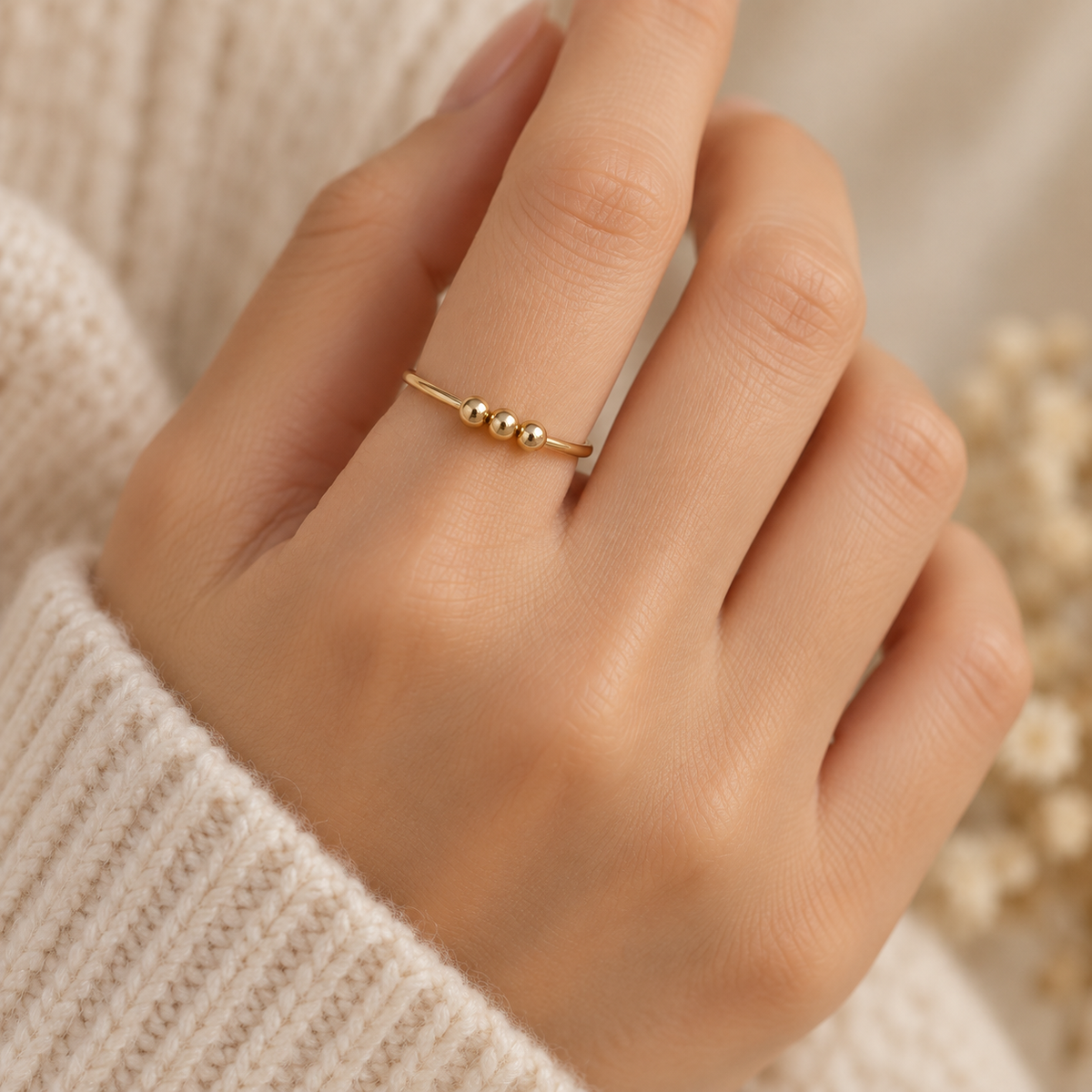 Anillo dorado modelo 9 en mano
