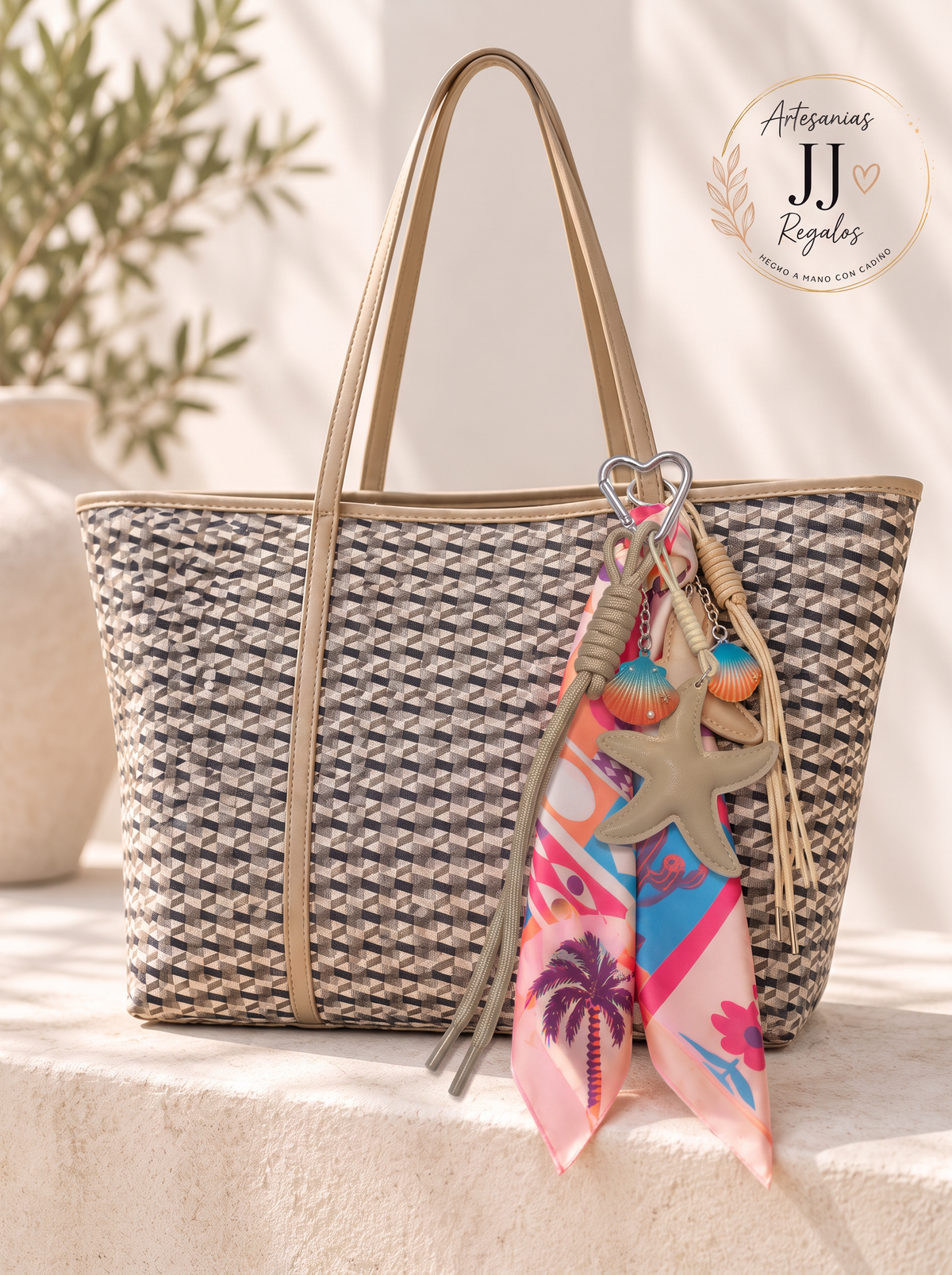 Bolso con charm, mosquetón de corazón y cordón beige correcto