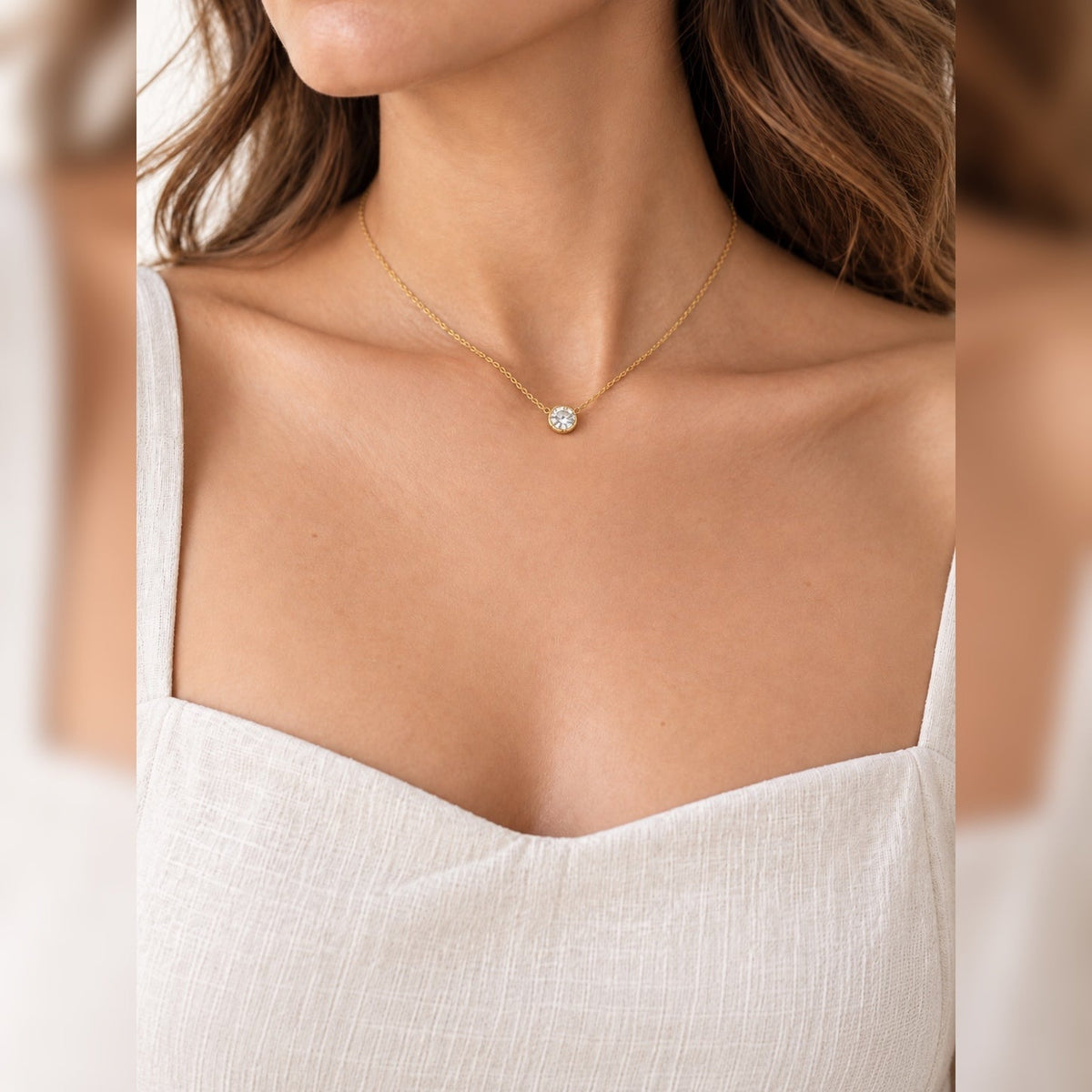 Modelo luciendo el collar dorado corto a la altura de la clavícula, formato cuadrado