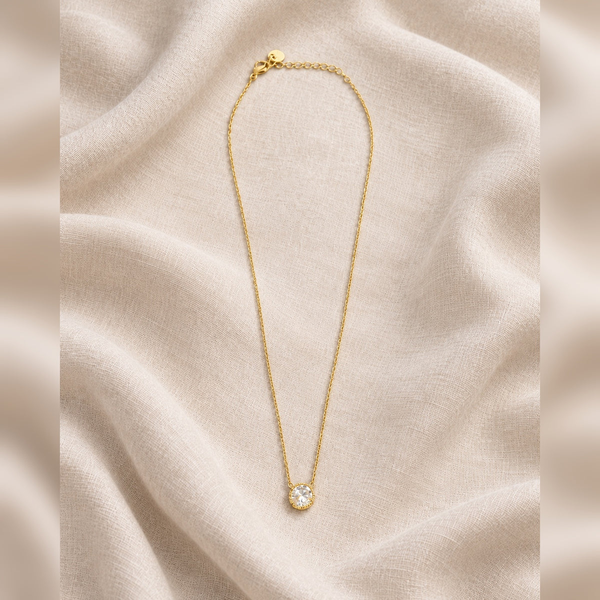 Collar dorado completo sobre lino marfil, formato cuadrado