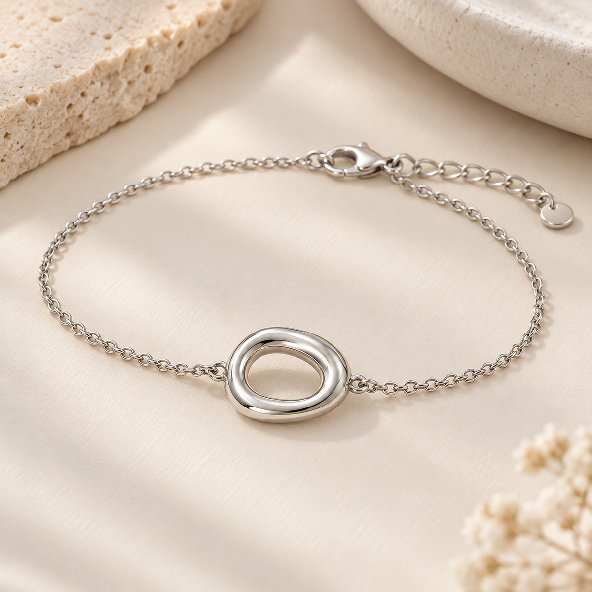 Pulsera fina plateada con óvalo central