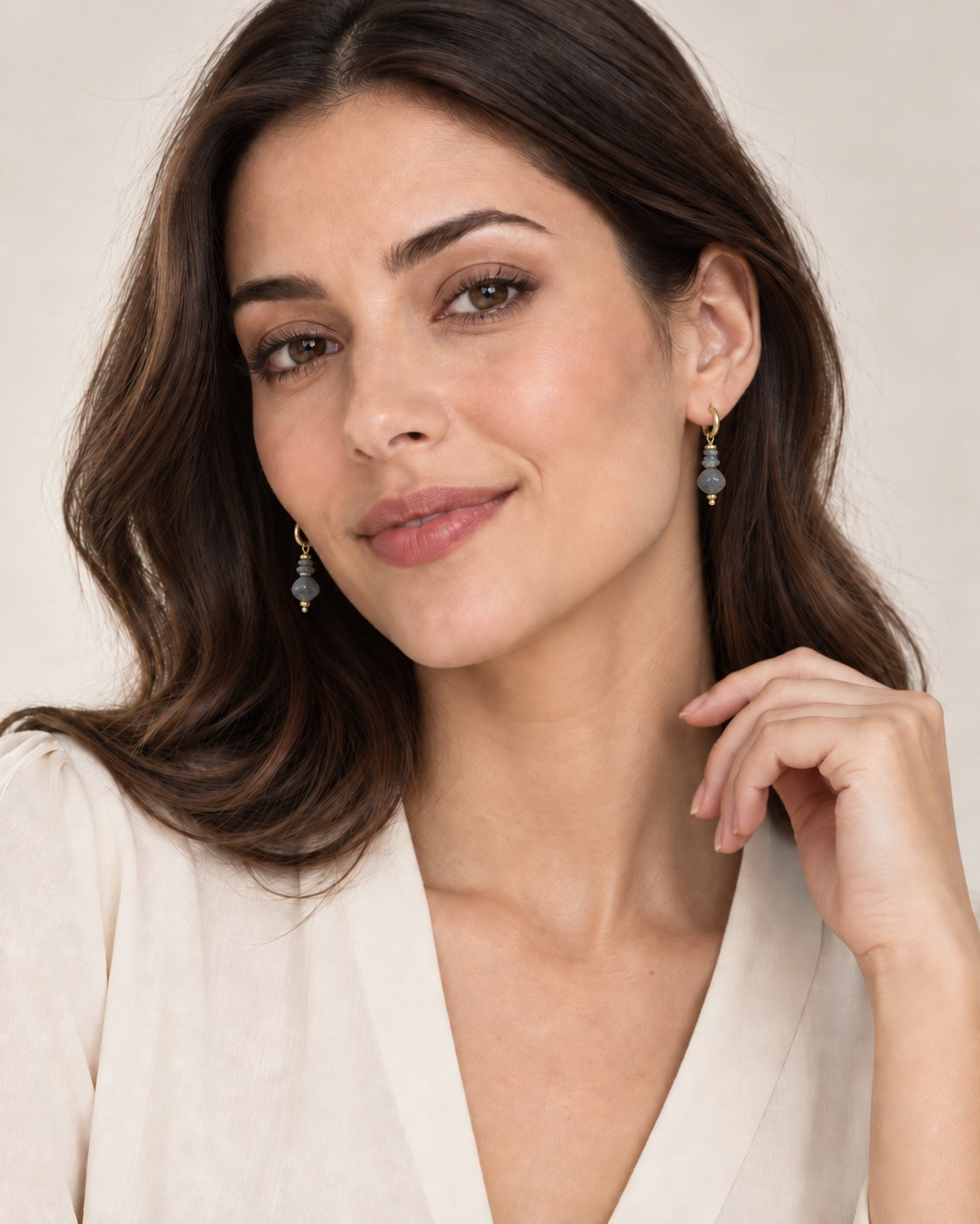 Pendientes grises del pack puestos en modelo