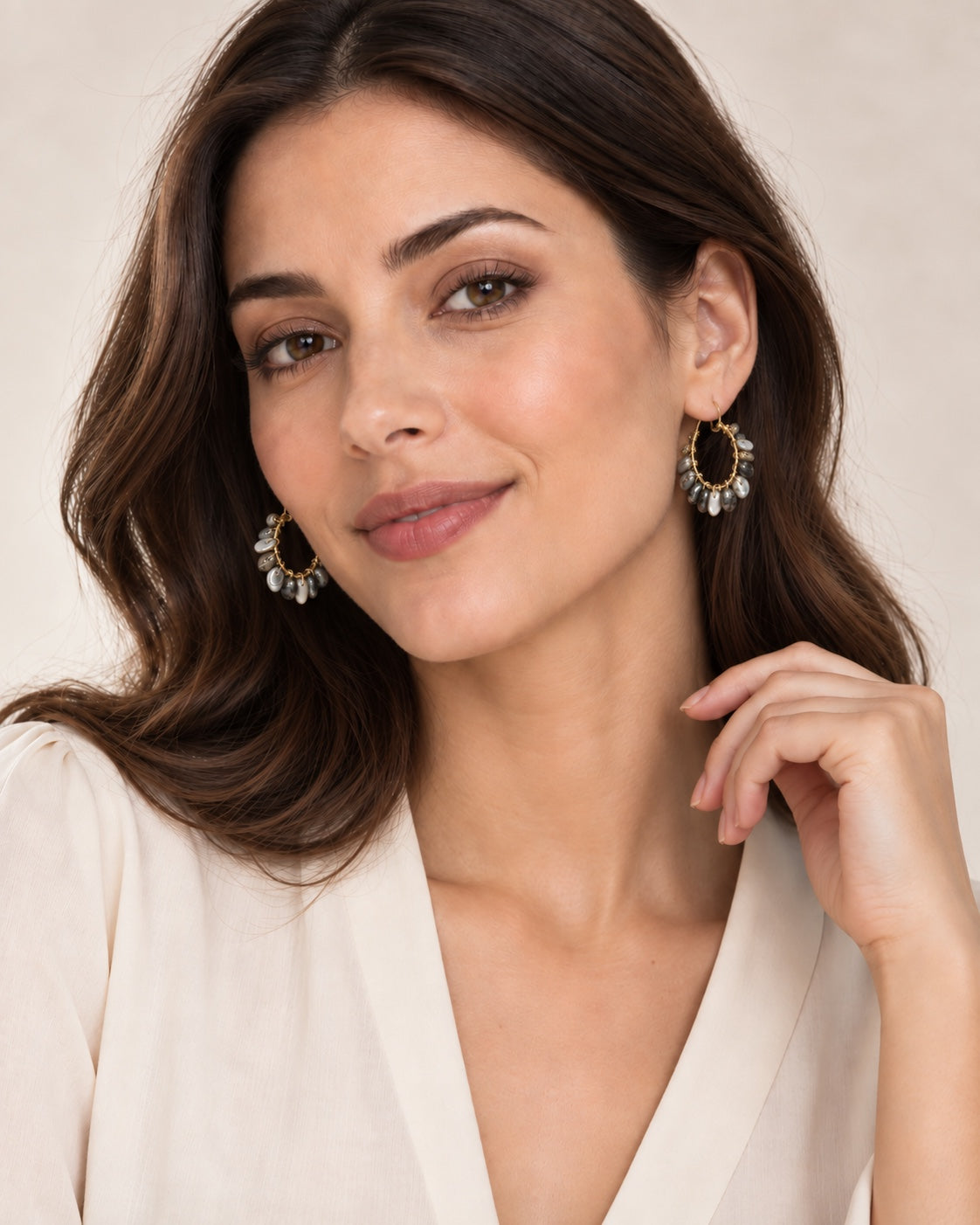 Pendientes grandes del pack puestos en modelo