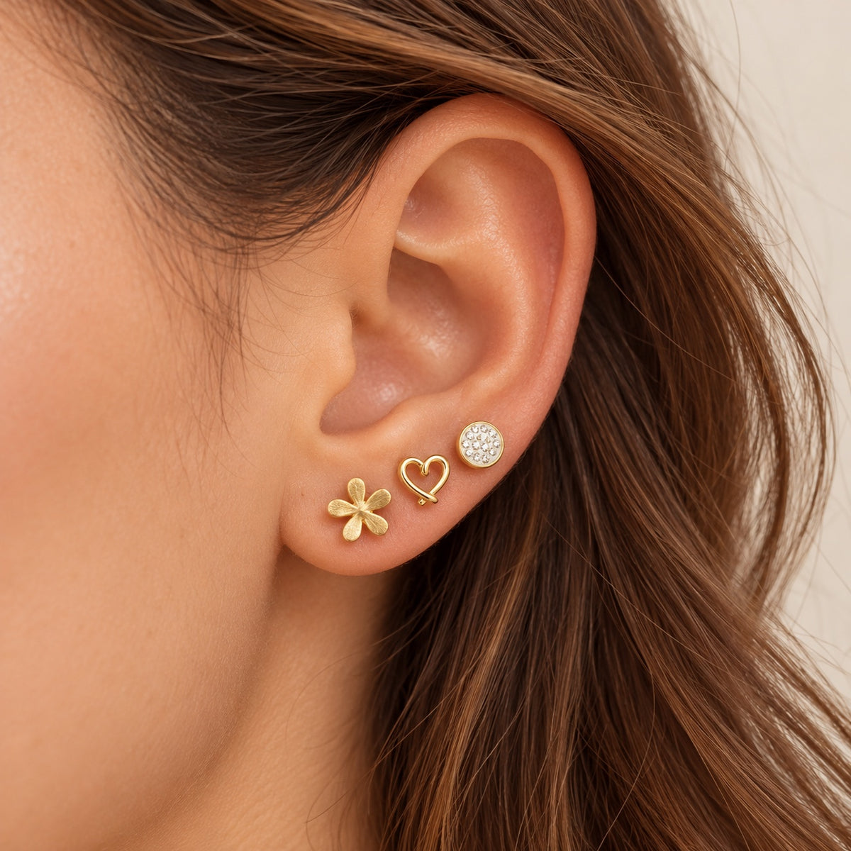 Pendientes flor corazón y círculo puestos en la oreja