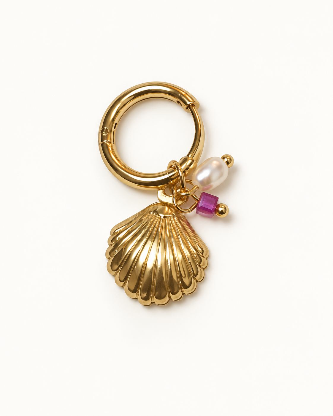 Pendiente individual de aro dorado con concha, perla y detalle rosa