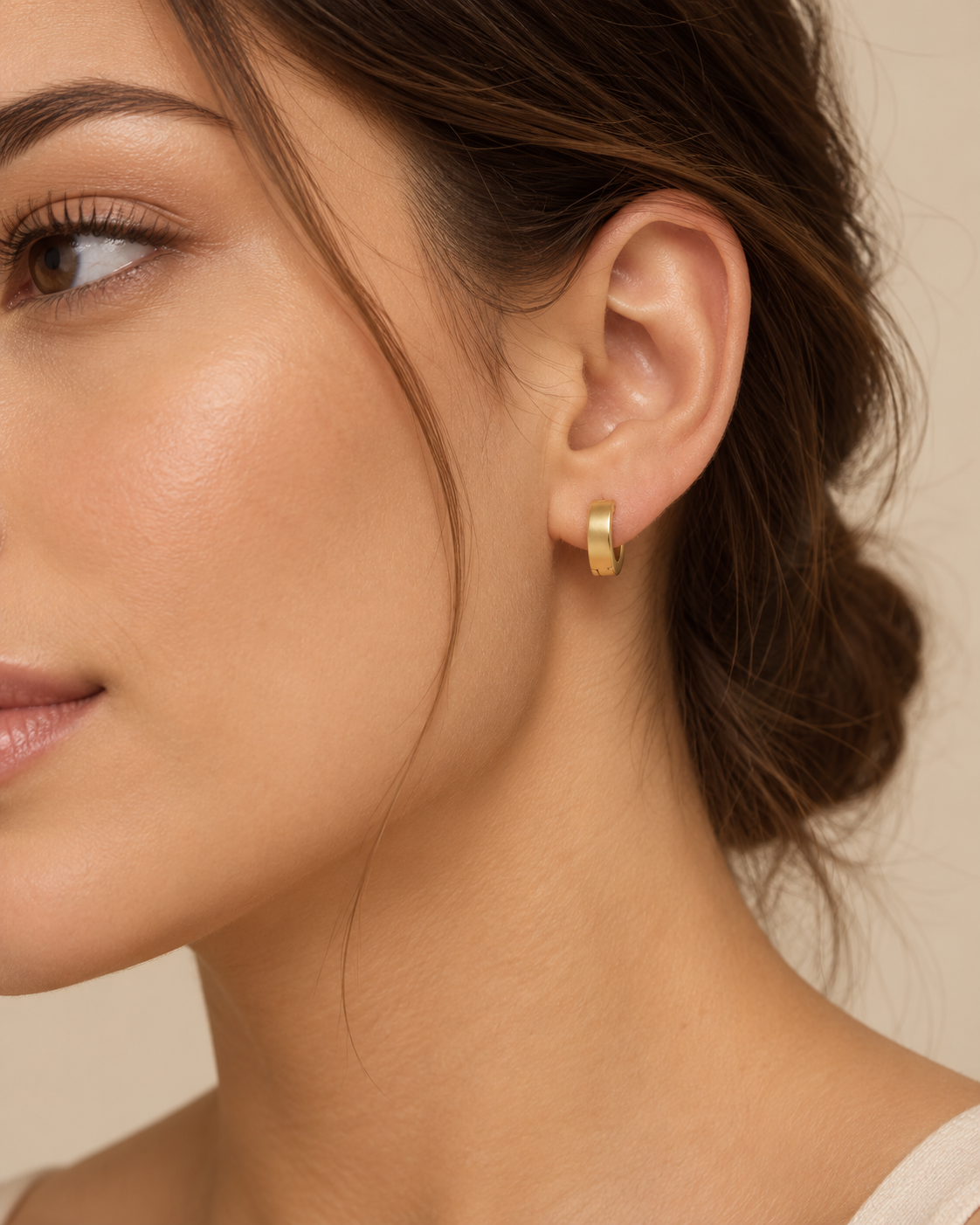 Pendientes de aro dorados minimalistas en modelo