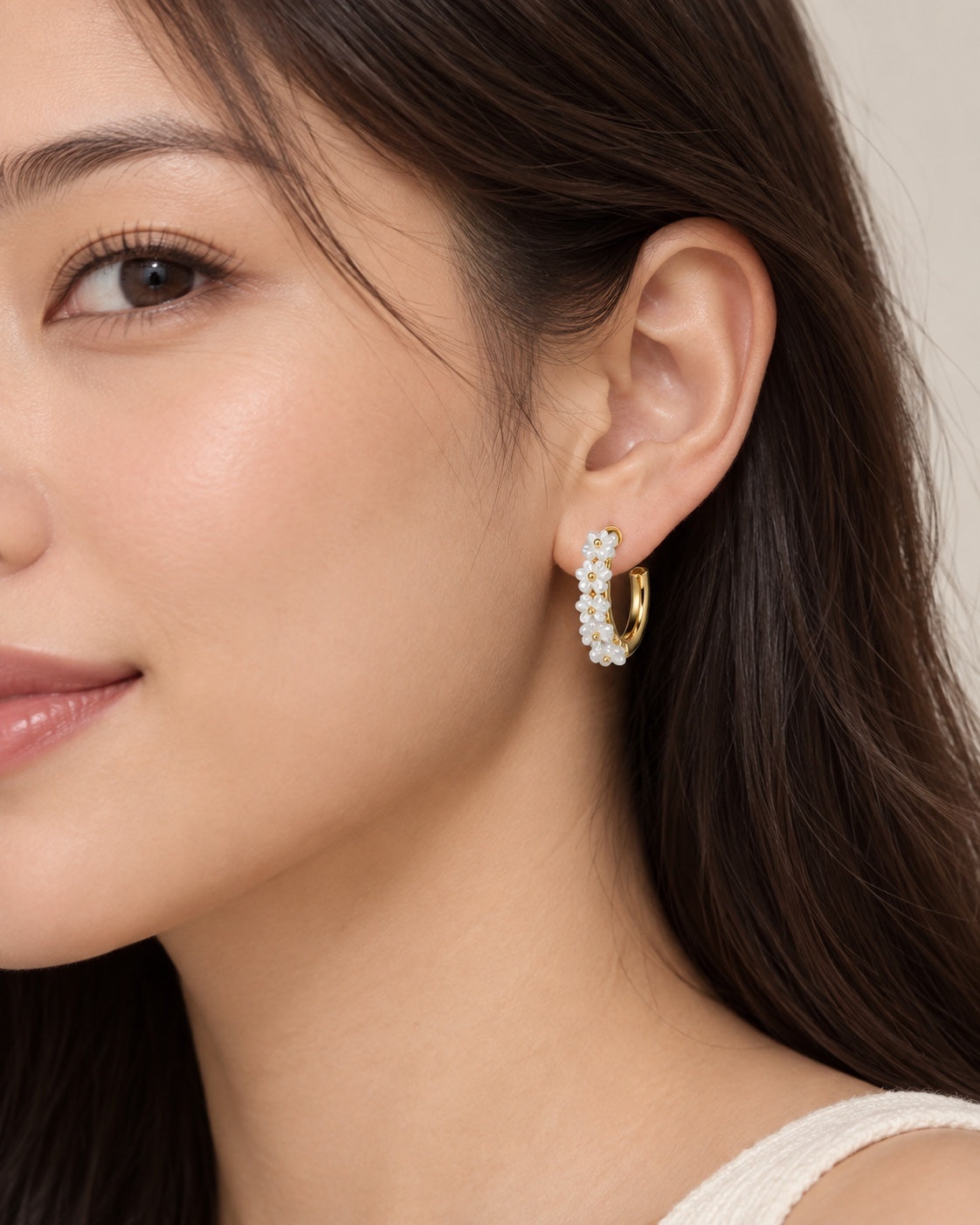Pendiente aro floral dorado en modelo