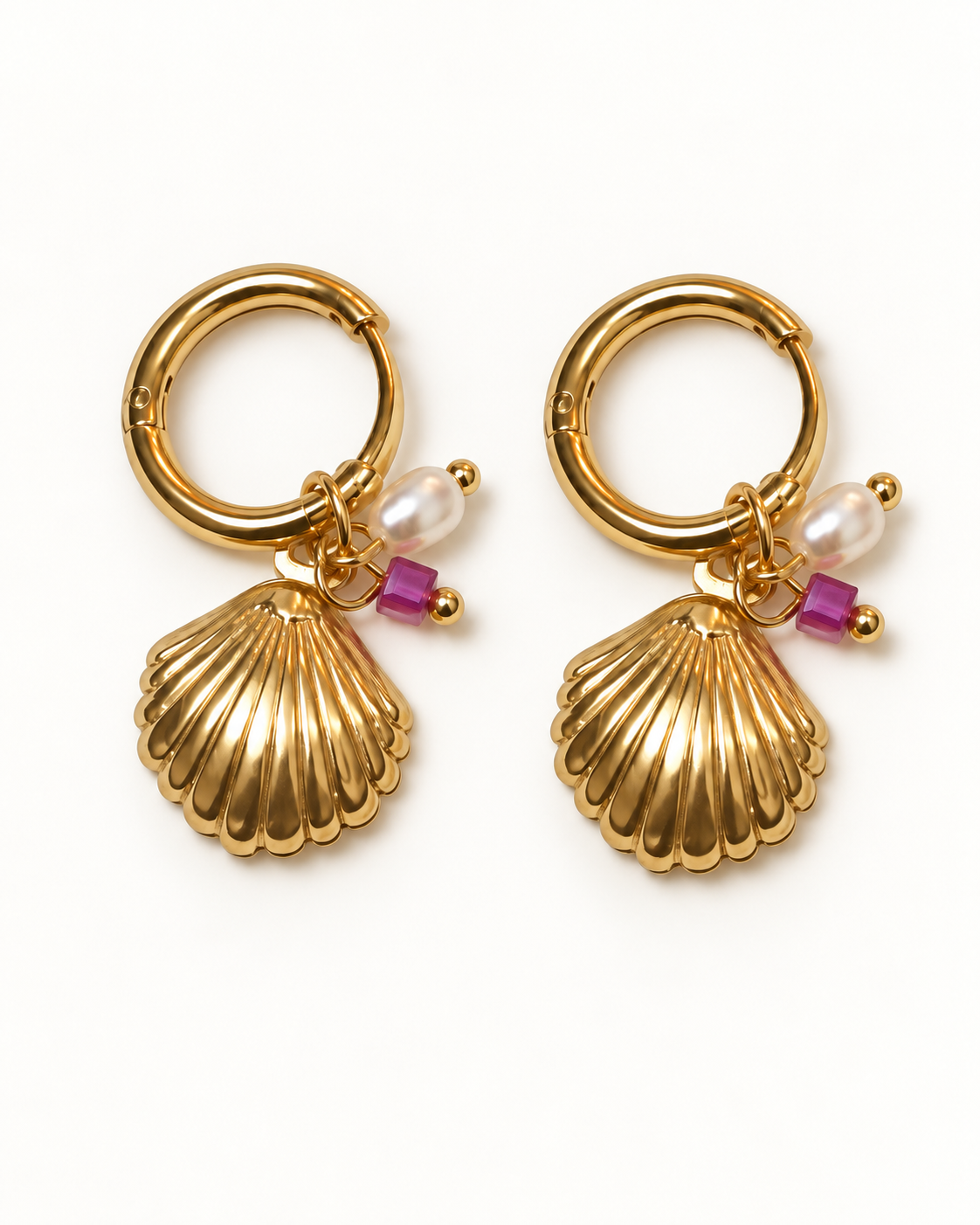 Par de pendientes de aro dorados con concha, perla y detalle rosa