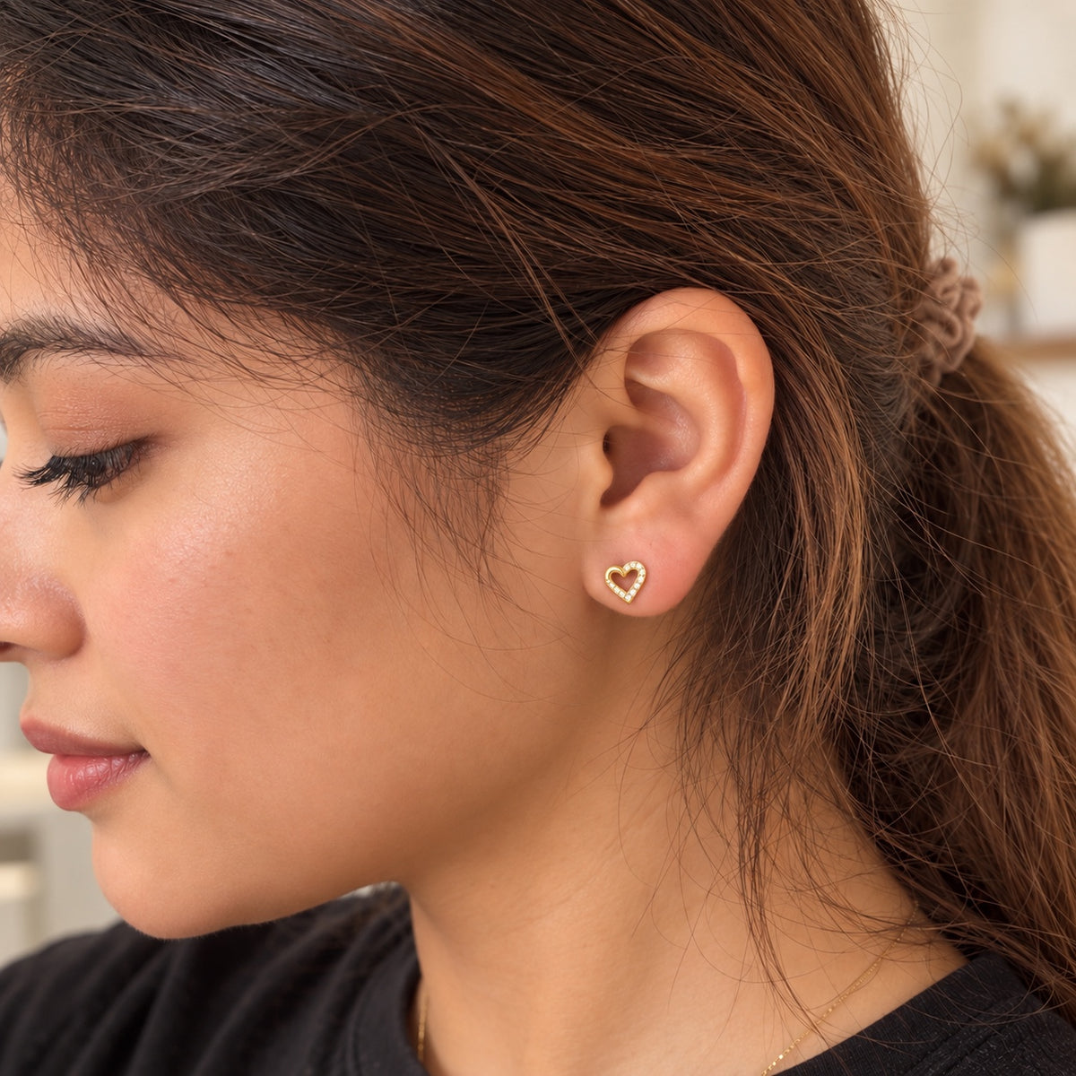 Pendientes corazón dorados en modelo