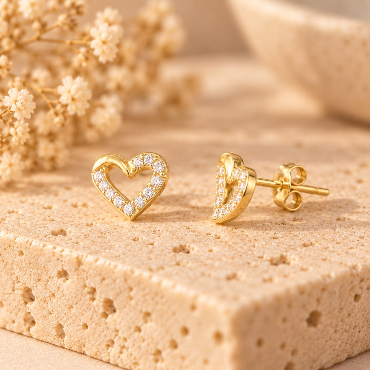 Pendientes corazón dorados brillantes vista lateral