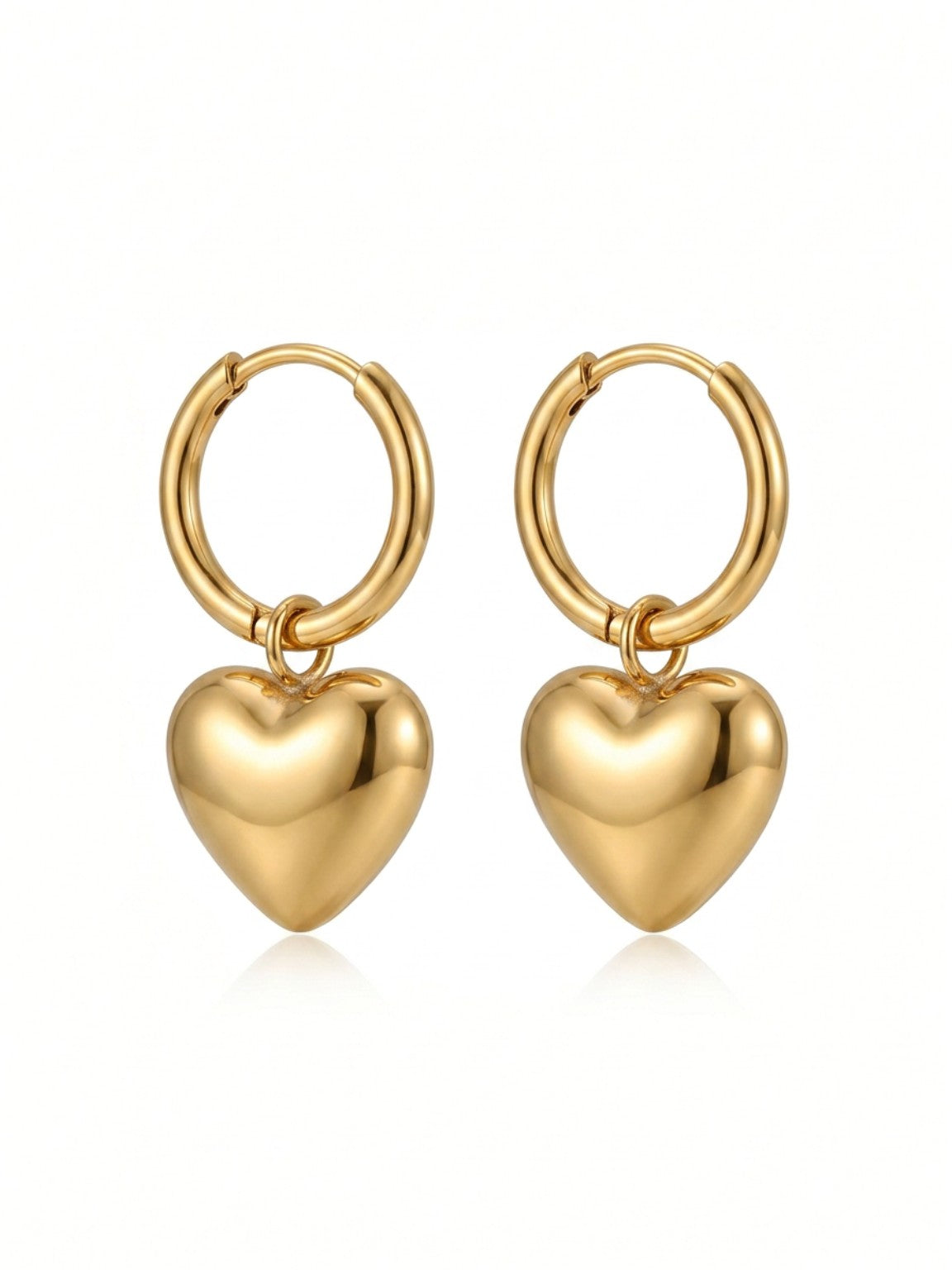 Pareja de pendientes de aro dorados con colgante de corazón