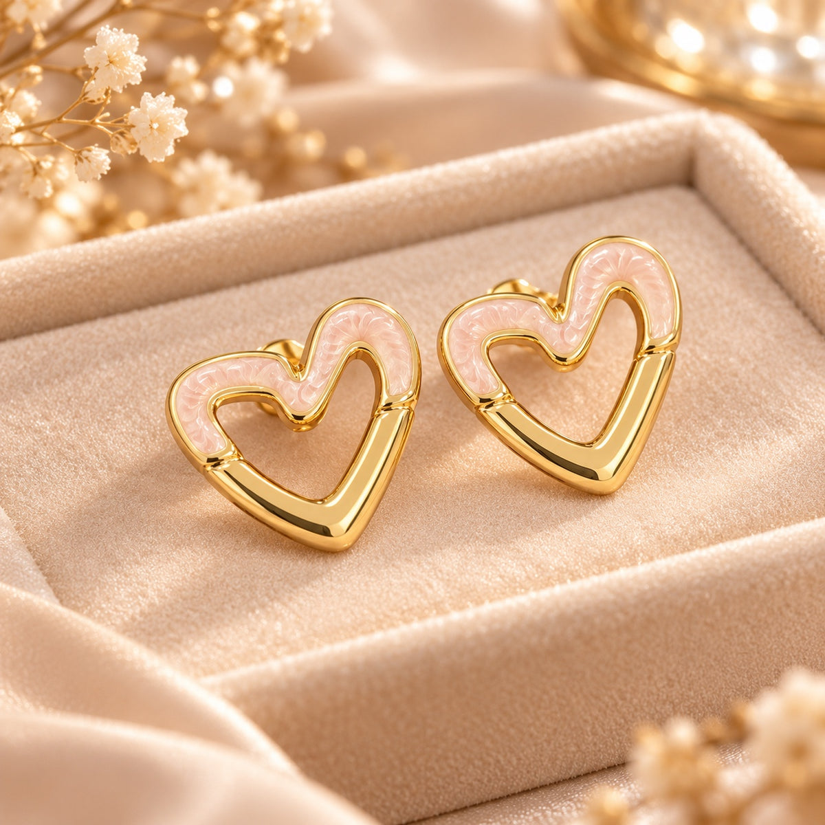 Par de pendientes corazón dorados con detalle rosa nacarado