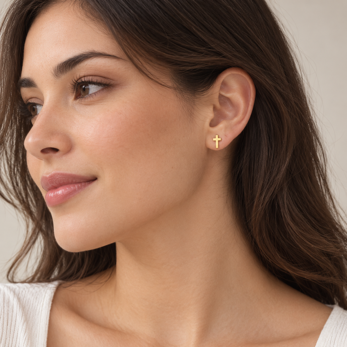 Modelo con pendientes de cruz dorados minimalistas