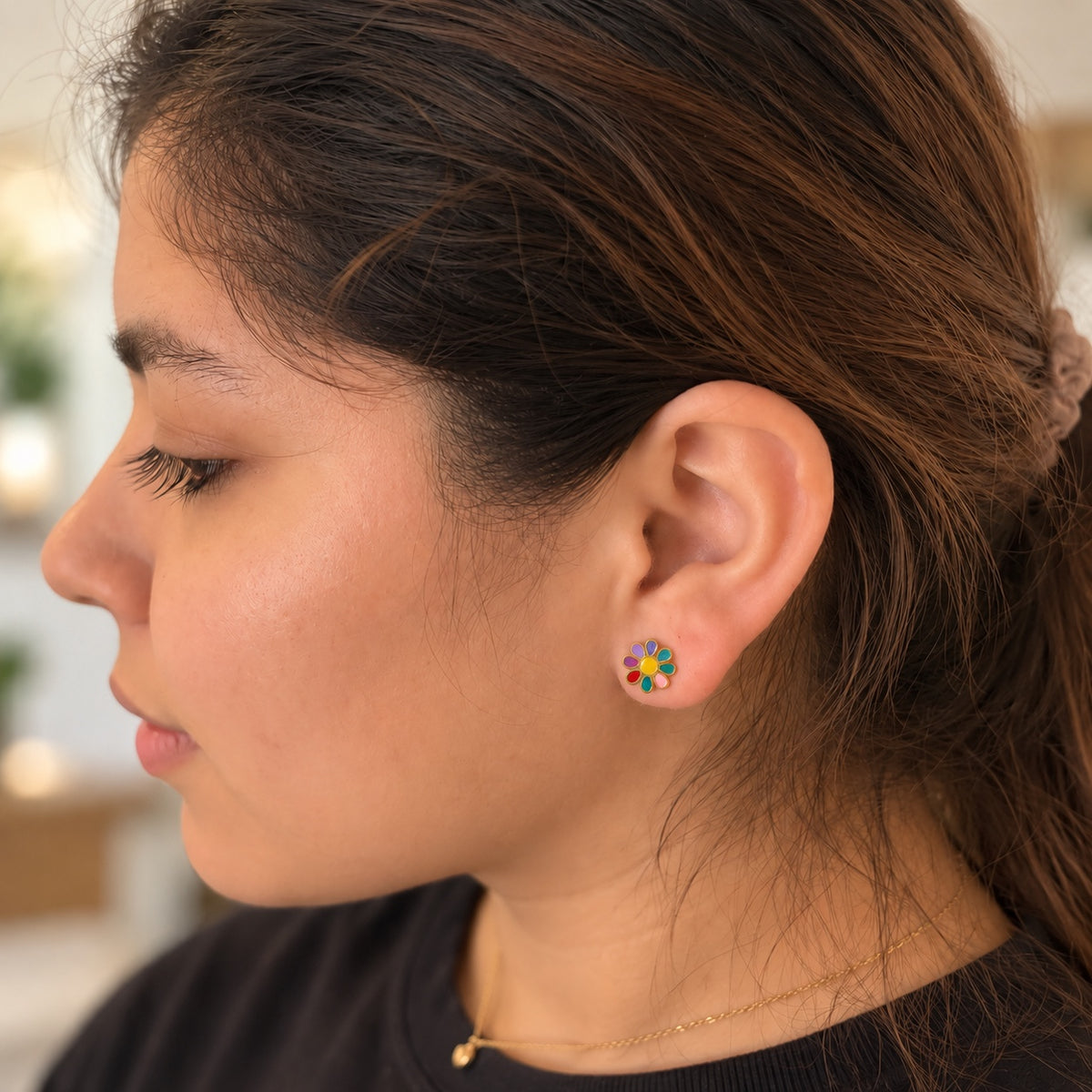 Pendientes flor multicolor dorados en modelo