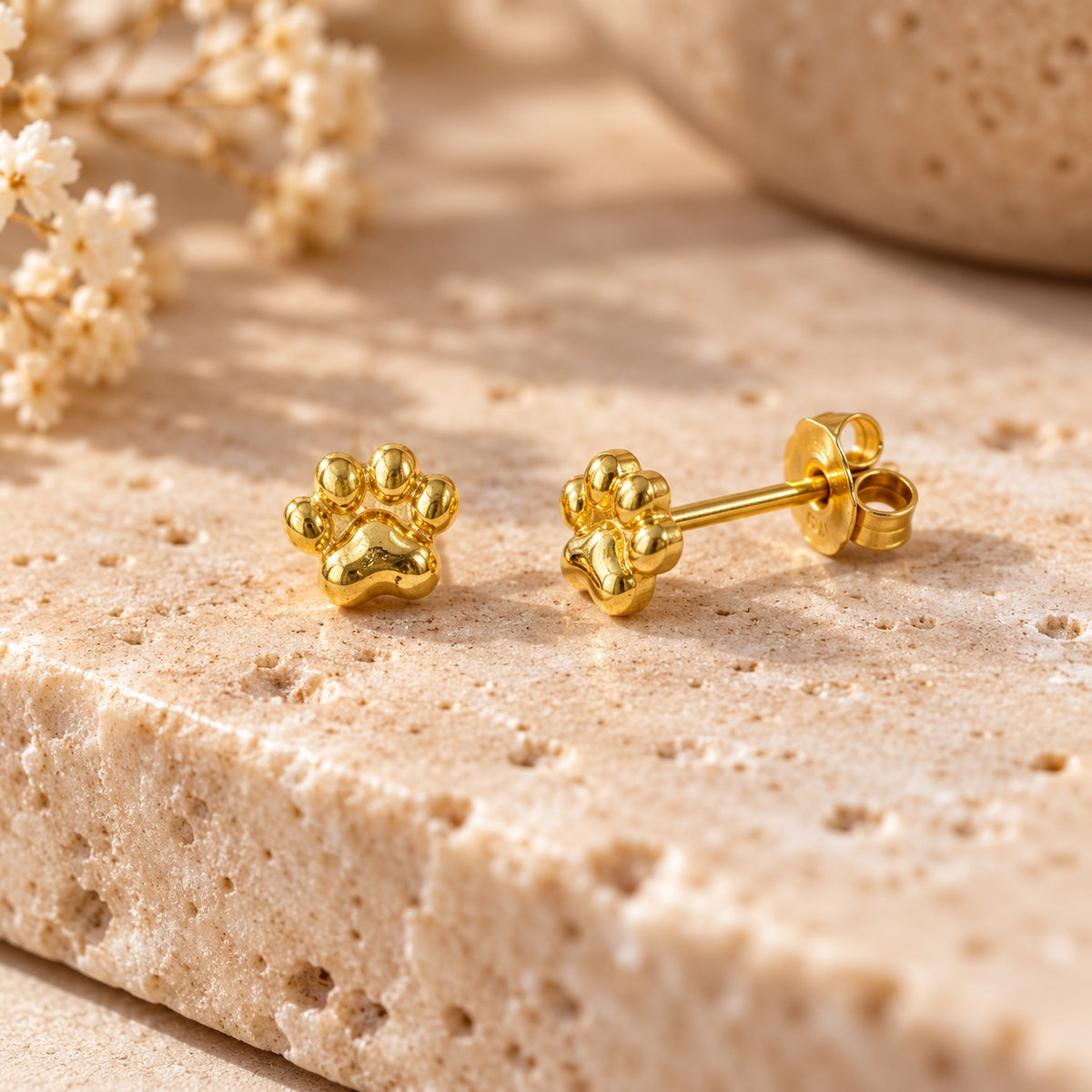 Pendientes huella de perrito dorados vista lateral