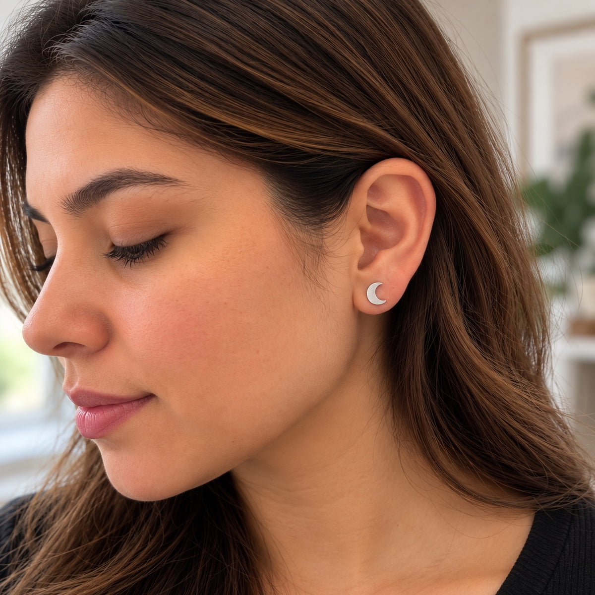 Pendientes luna plateados en modelo