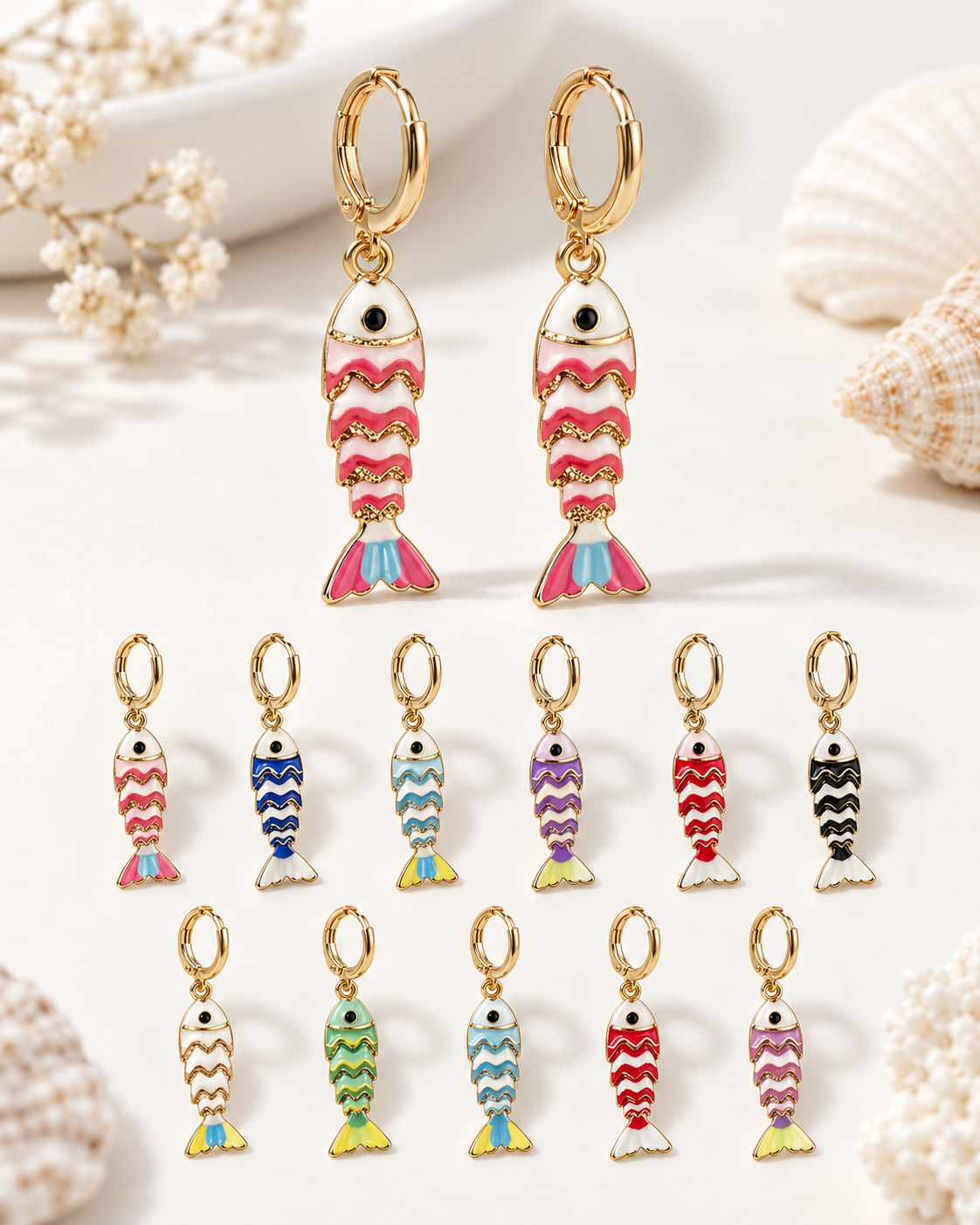 Pendientes de pez esmaltado en varios colores sobre fondo profesional