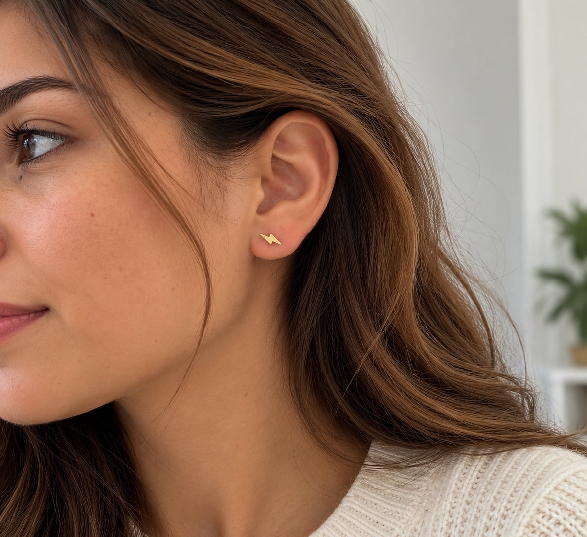Pendientes rayos dorados en modelo