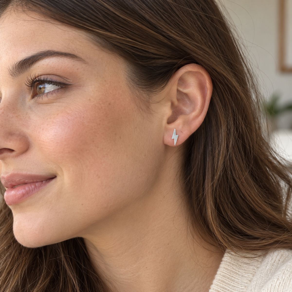 Pendientes rayos plateados en modelo