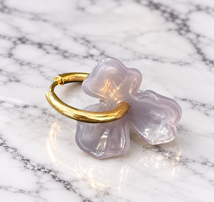 Pendientes Aro Dorado con Flor Lila Translúcida
