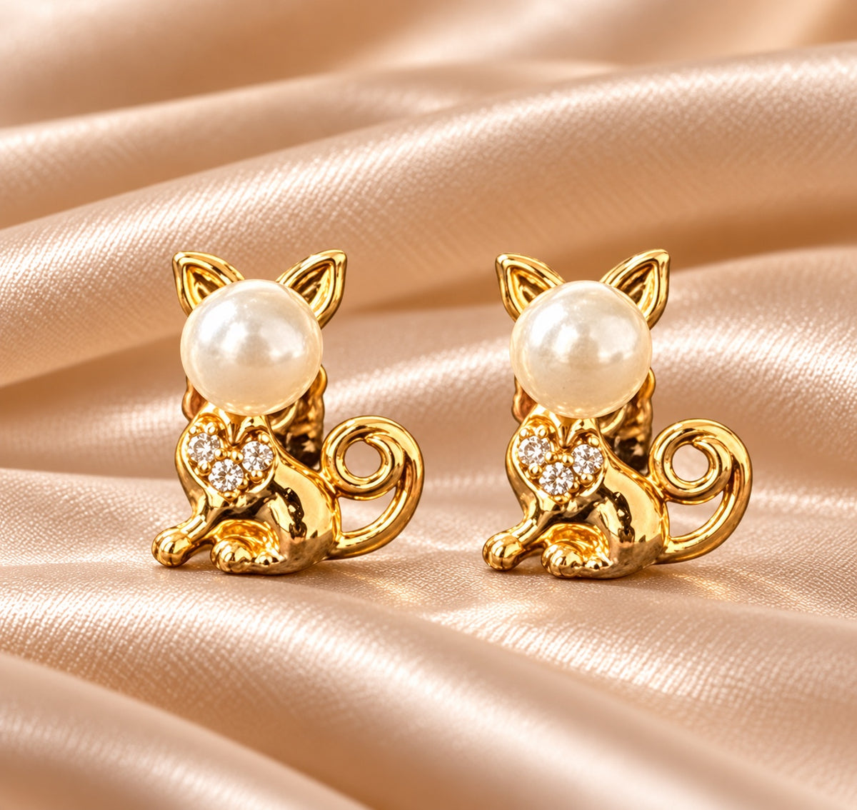 Pendientes Gatito Dorado con Perla y Brillantes