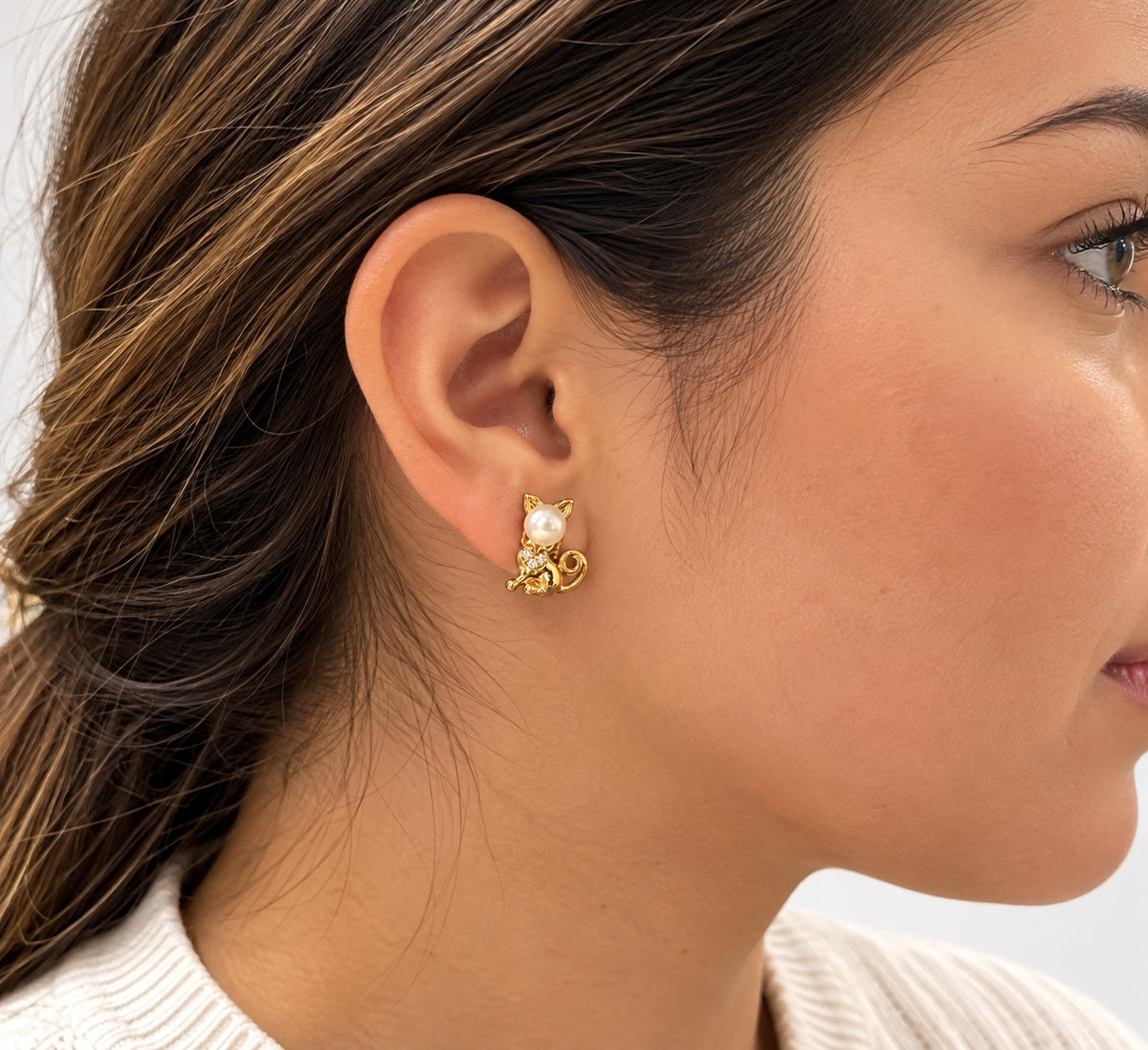 Pendientes Gatito Dorado con Perla y Brillantes
