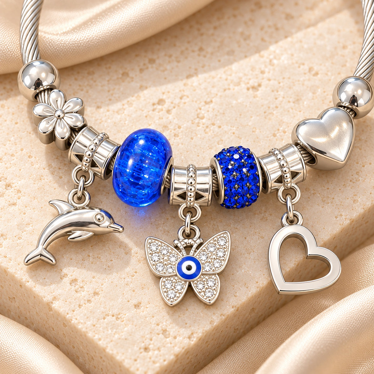 Detalle pulsera plateada azul