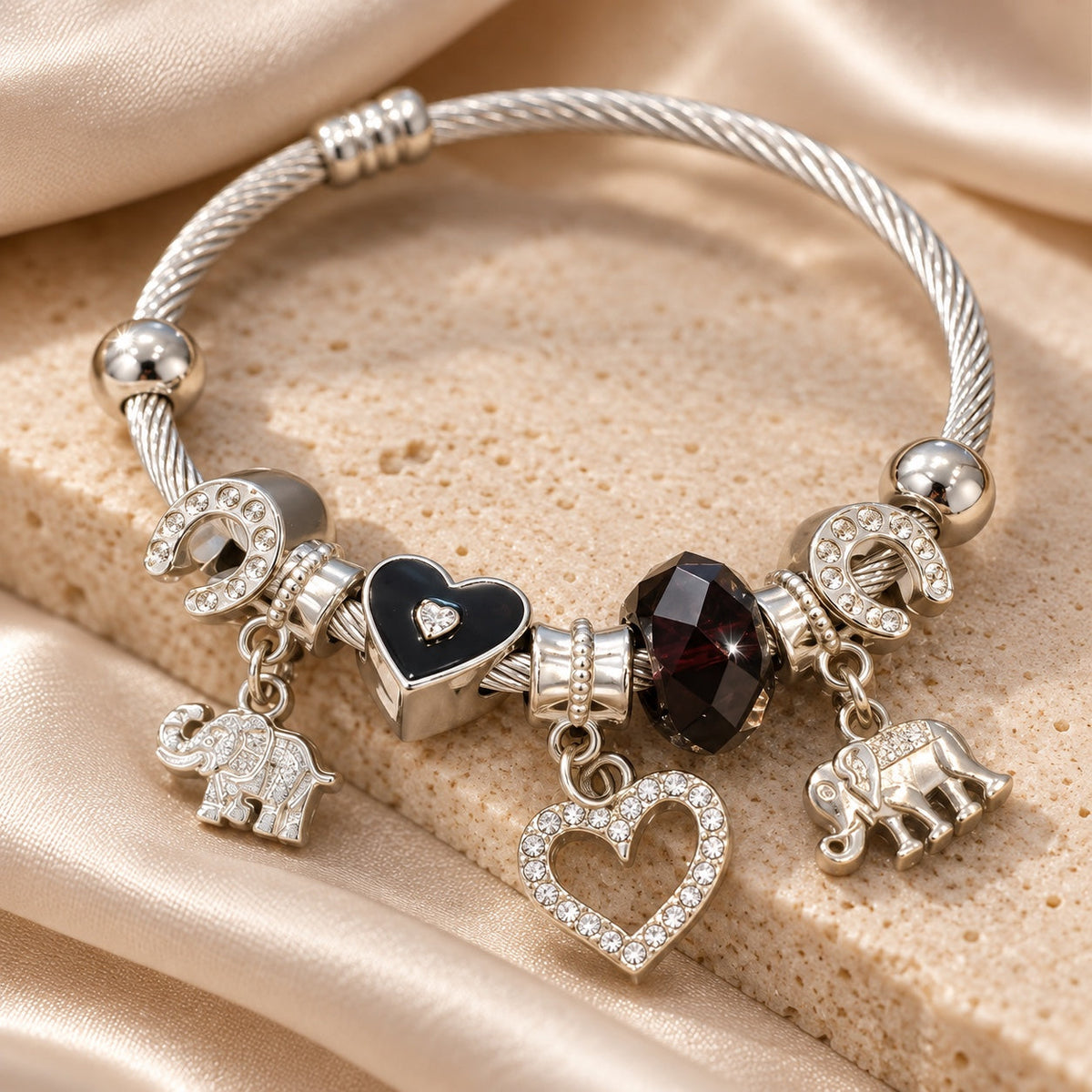 Pulsera de charms negra sobre base beige