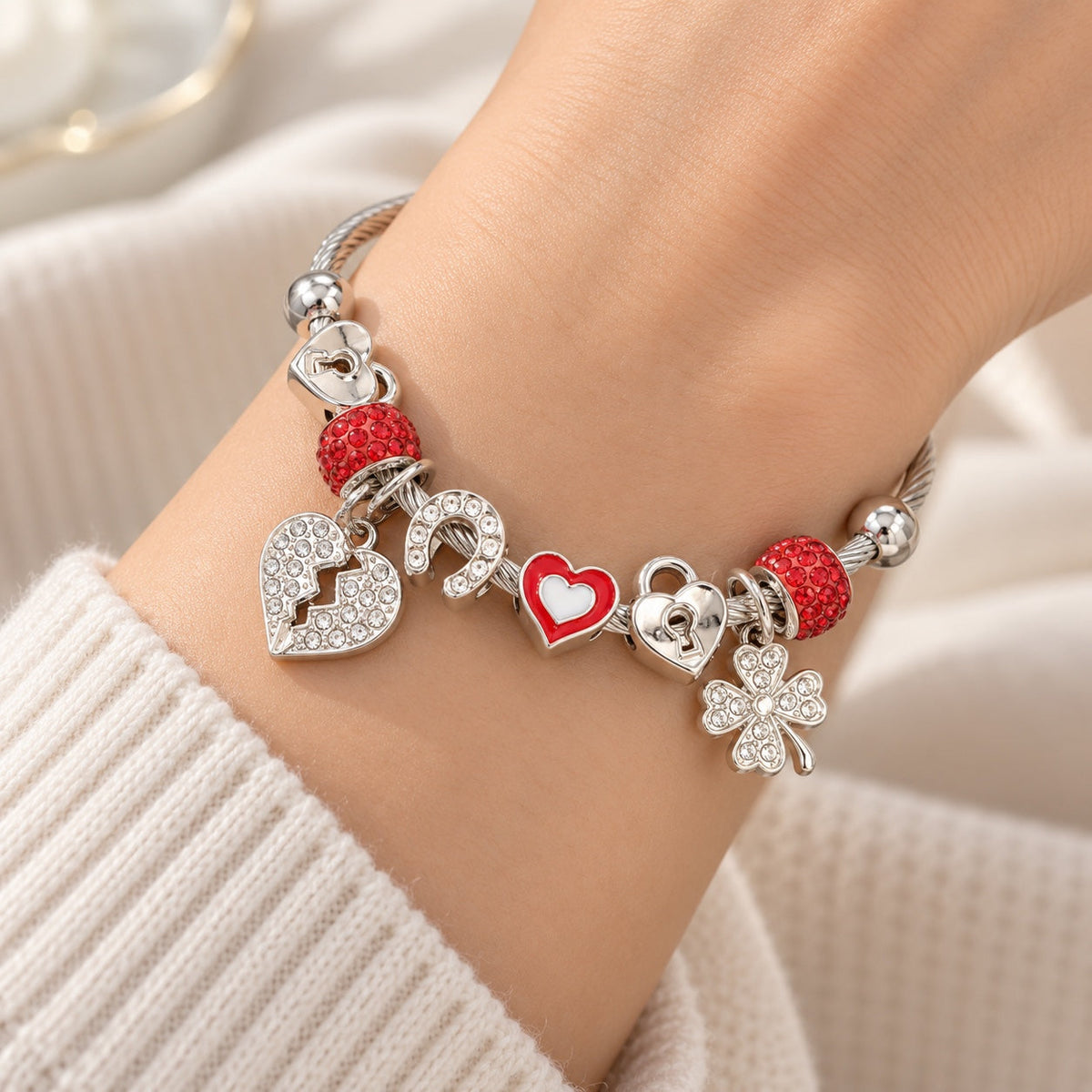 Pulsera roja con charms puesta en muñeca