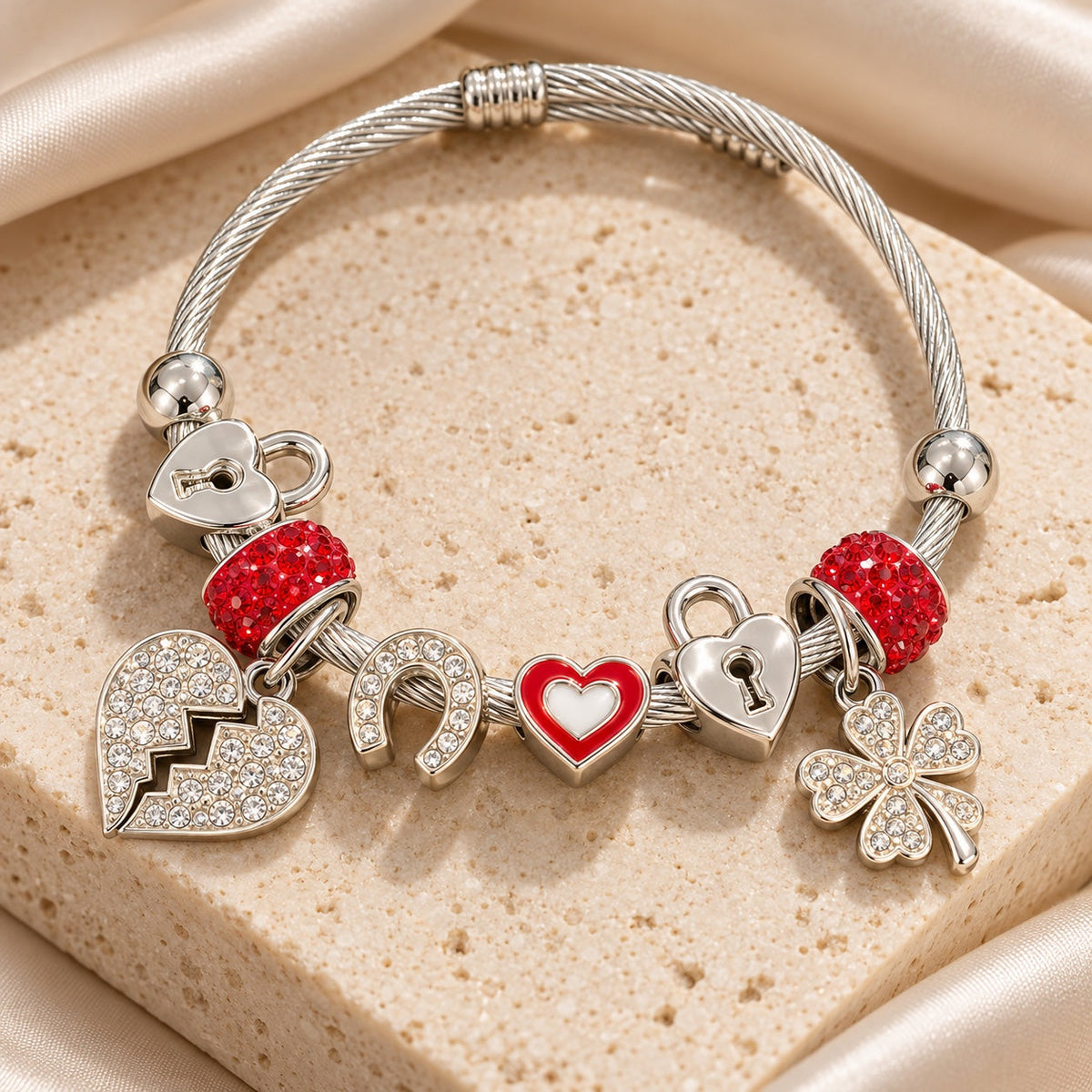 Pulsera roja de acero con corazones, herradura y trébol