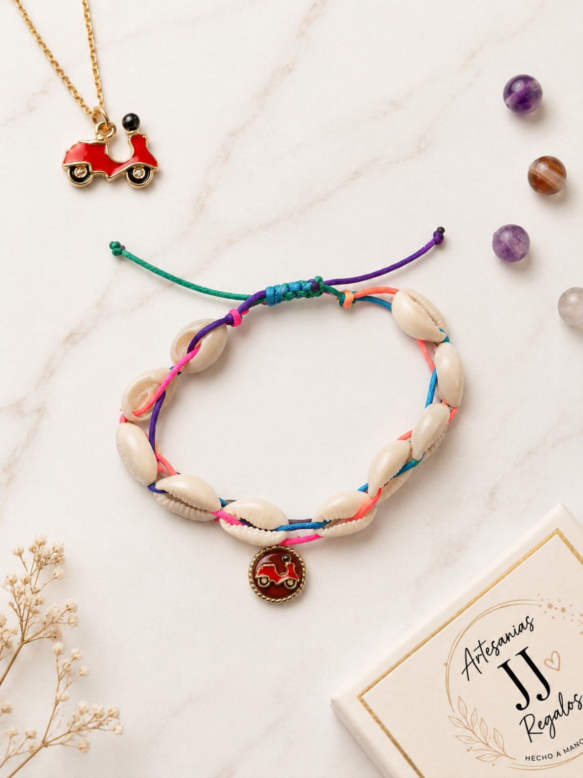 Pulsera artesanal de conchas con medalla personalizable en escena de regalo