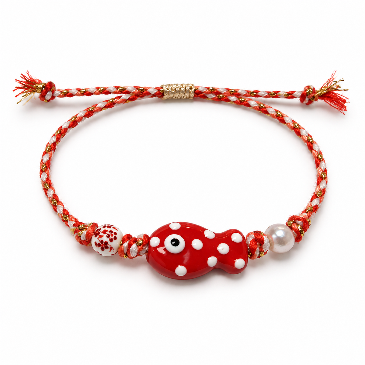 Pulsera artesanal de pez rojo sobre fondo blanco