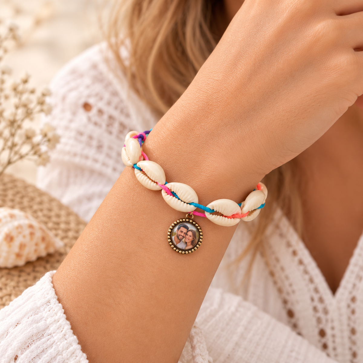 Modelo llevando pulsera de conchas con medalla personalizada con foto