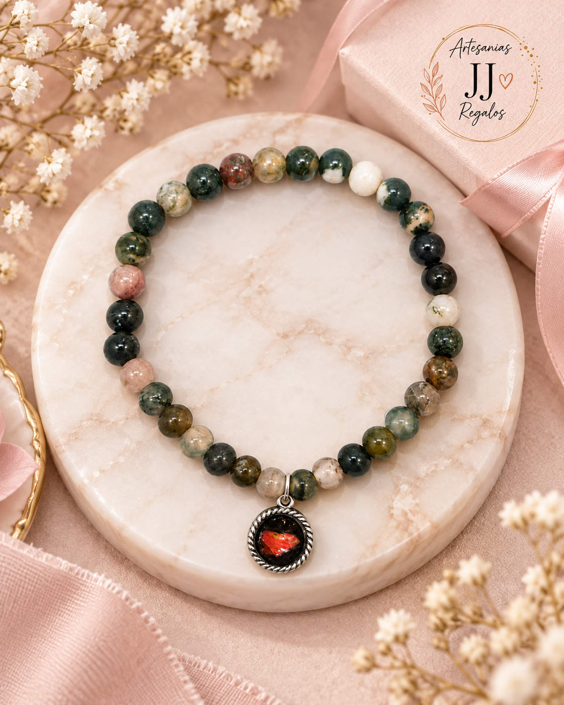 Pulsera artesanal personalizada sobre fondo cálido