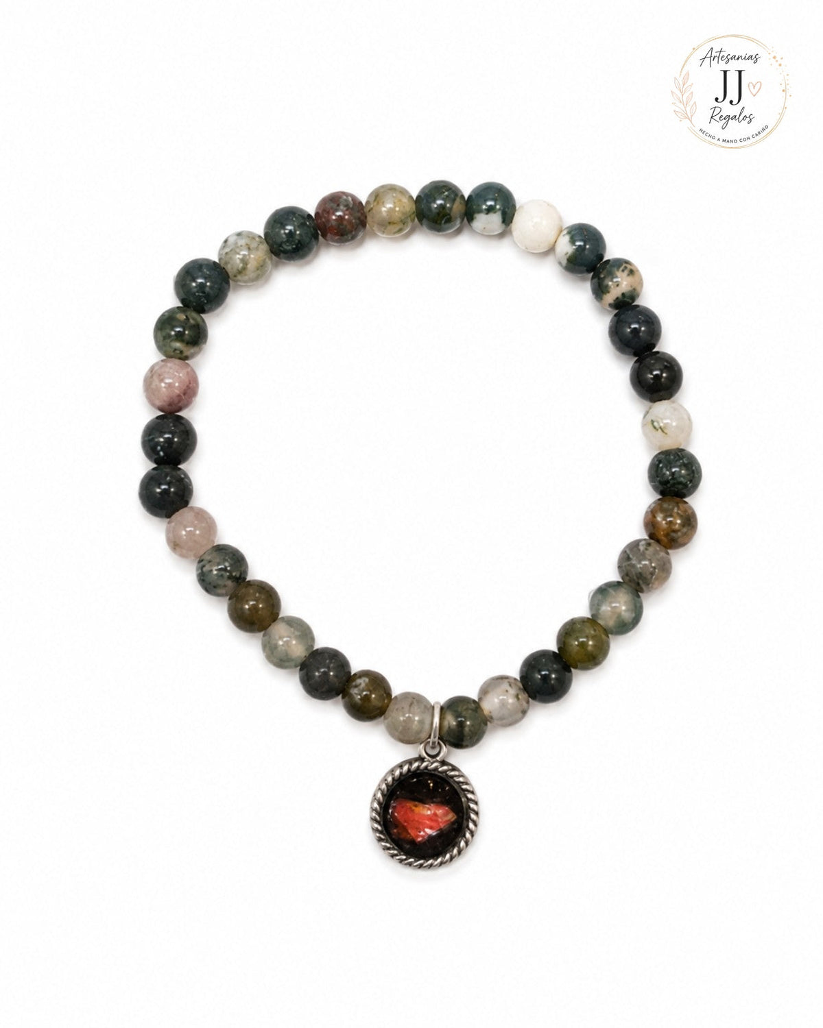 Pulsera artesanal con piedras naturales sobre fondo blanco